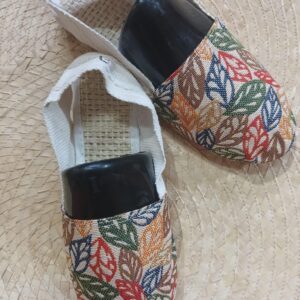 Calzado artesanal hojas de color